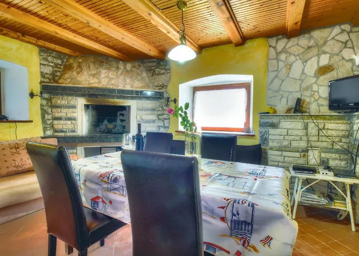 Cozy In Kastel With Wifi